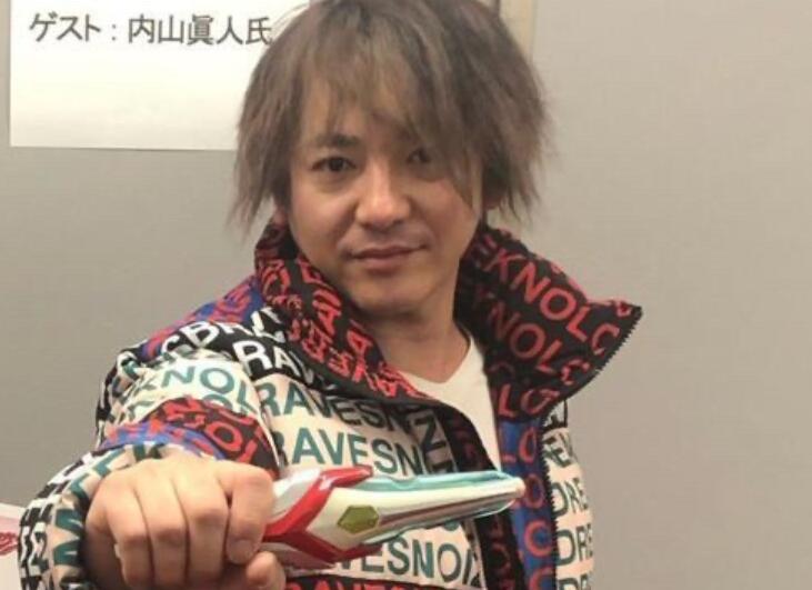 和上面相比,高斯奥特曼的人间体春野武藏真实扮演着杉浦太阳变帅了.