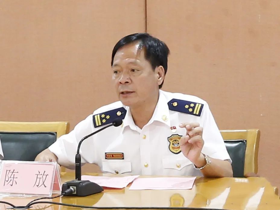 市消防救援支队陈放政委最后,支队陈放政委向长期关心,支持和帮助消防