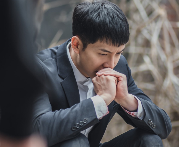 郑正直主动自首进了监狱,到监狱之后,为了赎罪,他直接干掉了韩叙俊