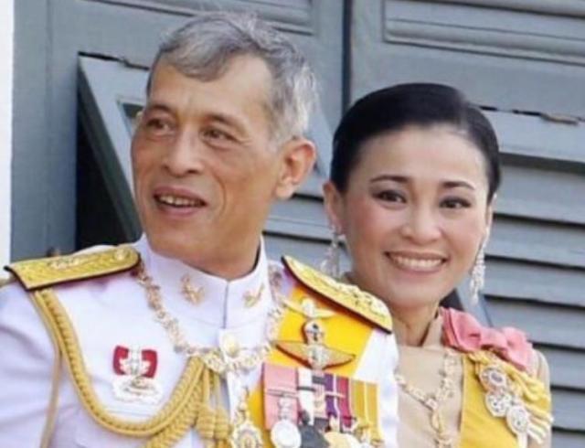 他是泰王唯一嫡子,9岁母后被废离宫,却是未来的拉玛十一世