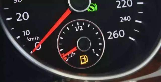 汽车油表灯报警,到底还能走多远?老司机:不要慌