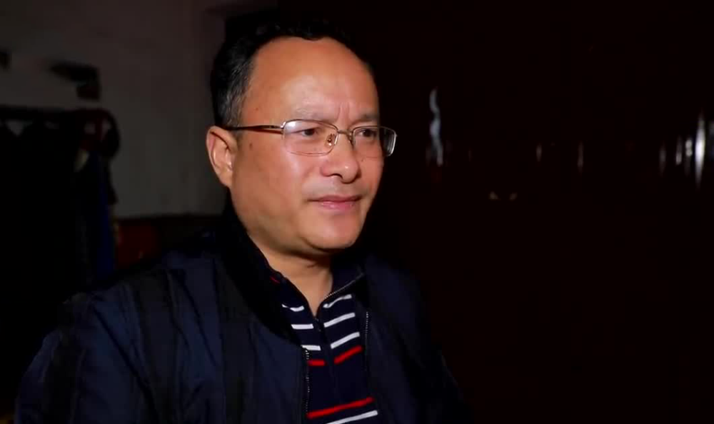 桃李无言下自成蹊钢针刺骨依然坚持站立讲课的中学老师李军