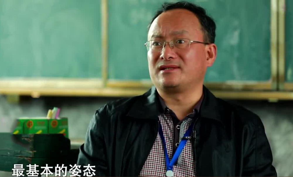 桃李无言下自成蹊钢针刺骨依然坚持站立讲课的中学老师李军