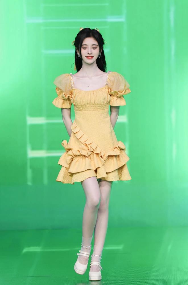 鞠婧祎肤色这么白穿姜黄色法式裙配玛丽珍带来一种恋爱甜美范