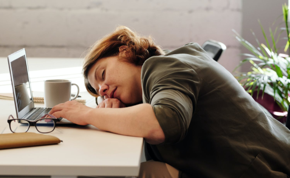 这种午间小憩这个行为,就像是让大脑重启一样,会让身体回到一个相对