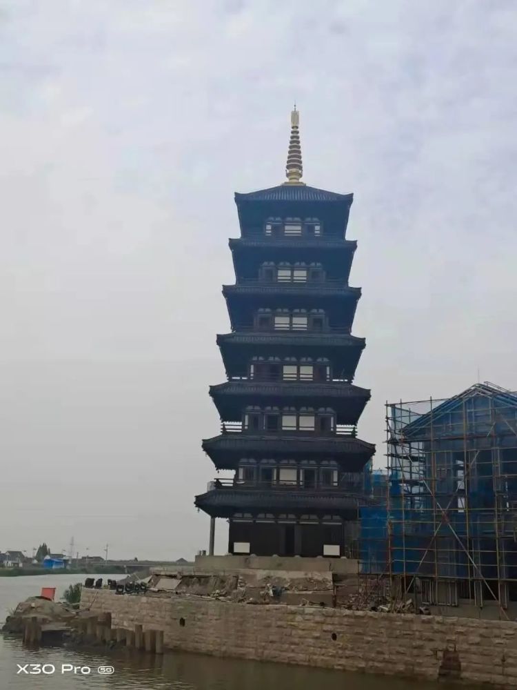 炸几天的栟茶街 些人轰动噶 老该上的灯上起来啦 老该的气氛有啦点 些