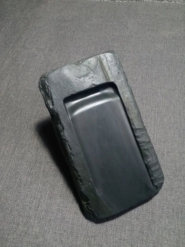 方弘孝老师作品-山外砚材质:古歙州老坑龙尾石*眉子坑*鱼子枣心眉尺寸