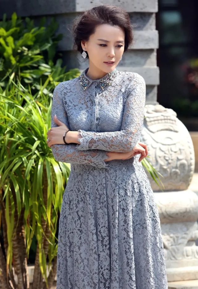 富婆专业户梁爱琪好会穿拼色短裙穿出优雅感这才是衣品女王