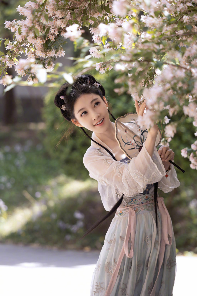 身穿粉色长裙的冯提莫,在满是粉色的郁金香花田中