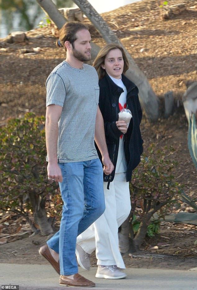 31岁"赫敏"纯素颜约会,闭眼被男友亲吻爱意浓,罕见公开恋情进展