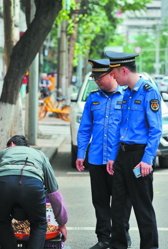 城管执法者朱小龙点滴付出融入城市烟火气里