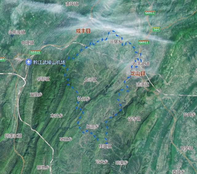 武陵山余脉分南北两支成钳型走向横贯全县,酉水河沿东部由北向南流经