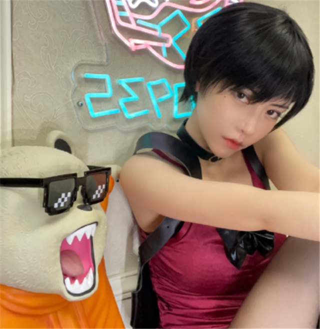 周淑怡开播cos艾达王,短发红裙配黑色长袜,观众直呼太难顶