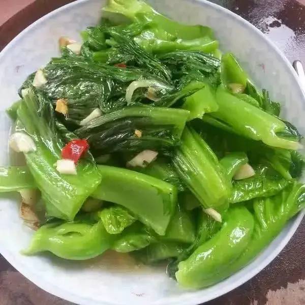 段,新鮮豬肉切片,蒜切片食材:油,鹽,芥菜,新鮮豬肉,蒜[清炒芥菜食譜]