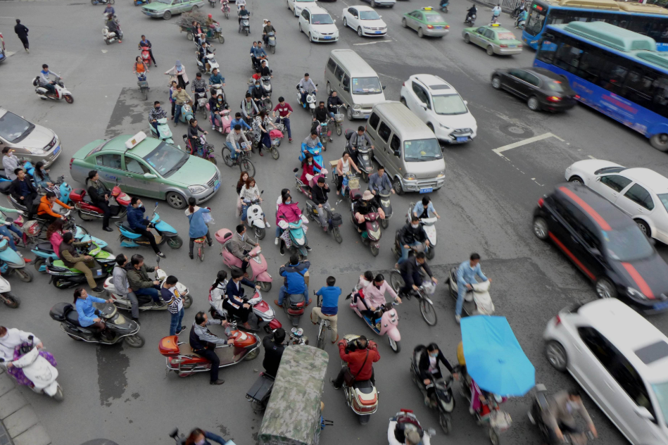 因此,并不是所有人都会乖乖地在队伍里面排队,会有一部分人加塞,不断