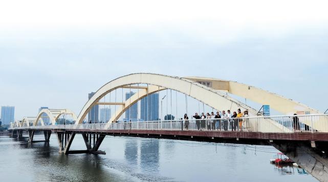 南阳影像淯阳桥开放首日市民纷纷打卡留念400多米的桥竟是那么长