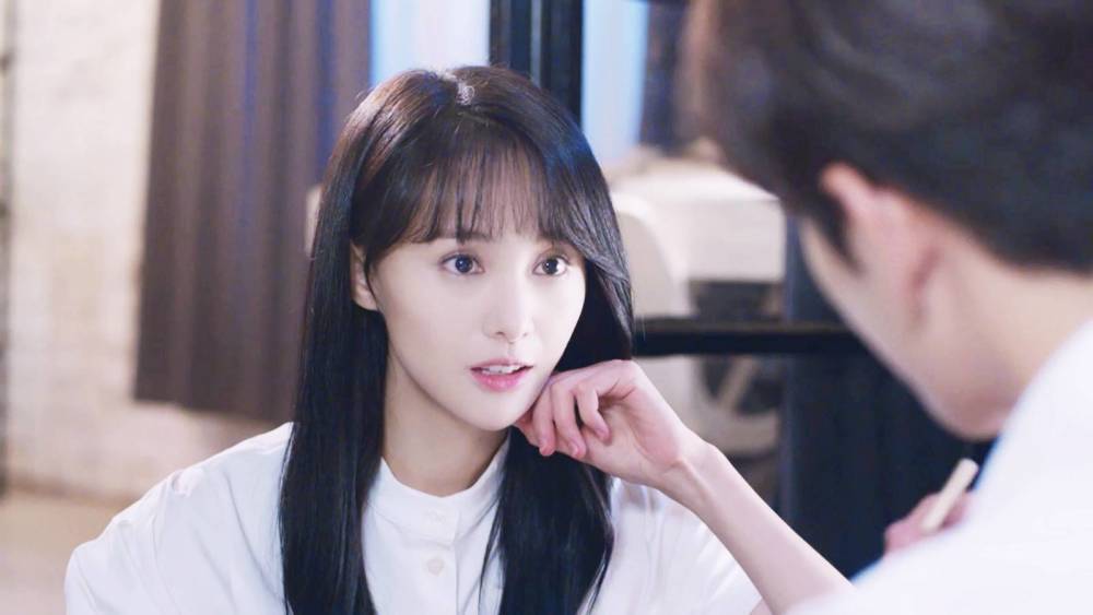 然而在今日,有媒体却爆料郑爽的父亲郑成华所参股的公司"出事了",据有