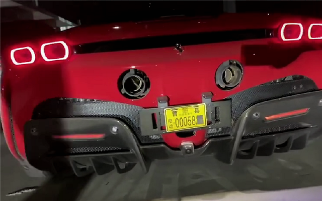 曹县一车库现法拉利sf90,车牌"黑字黄底",还配"电动"二字_腾讯新闻