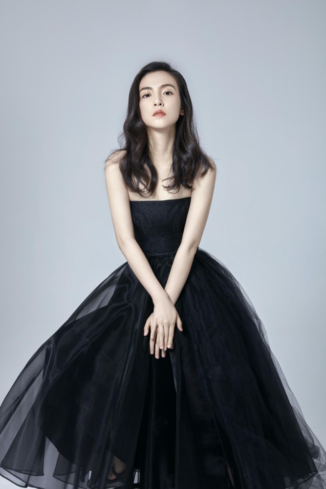吴倩黑色抹胸纱裙勾勒身材曲线尽显优雅