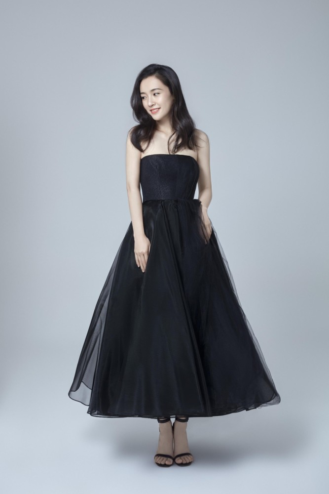吴倩黑色抹胸纱裙勾勒身材曲线尽显优雅