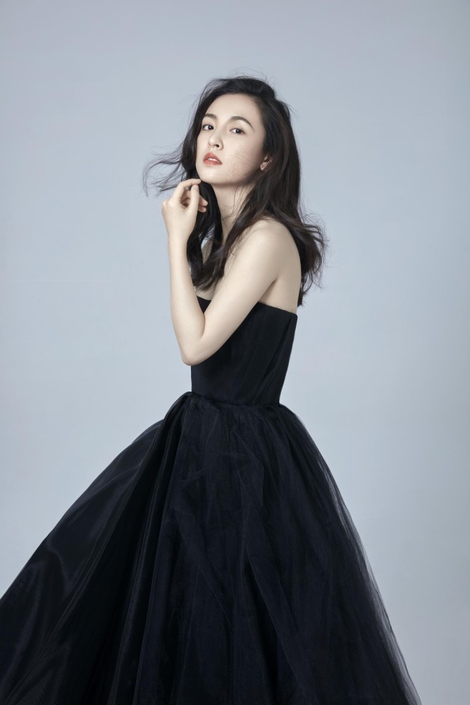 吴倩黑色抹胸纱裙勾勒身材曲线尽显优雅
