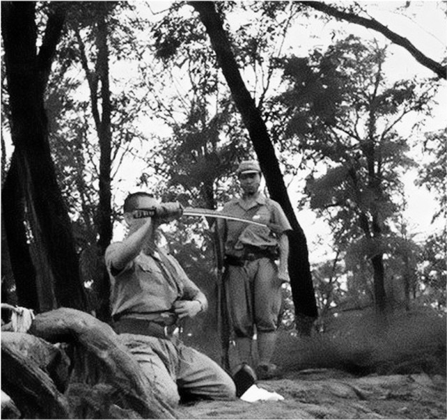 日军在二战后切腹自尽老照片 武士最光荣死法 介错人用步枪监督 全网搜