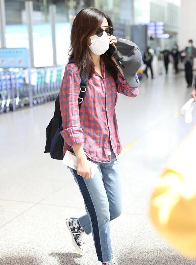 赵薇轻松走机场格纹衬衫配休闲裤变酷girl挑染蓝发个性十足