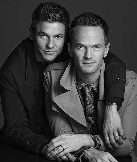 好莱坞跨性别爱侣沙滩热吻秀恩爱,携手17年过不一样的幸福生活