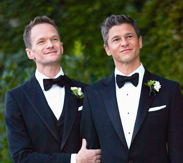 好莱坞跨性别爱侣沙滩热吻秀恩爱,携手17年过不一样的幸福生活