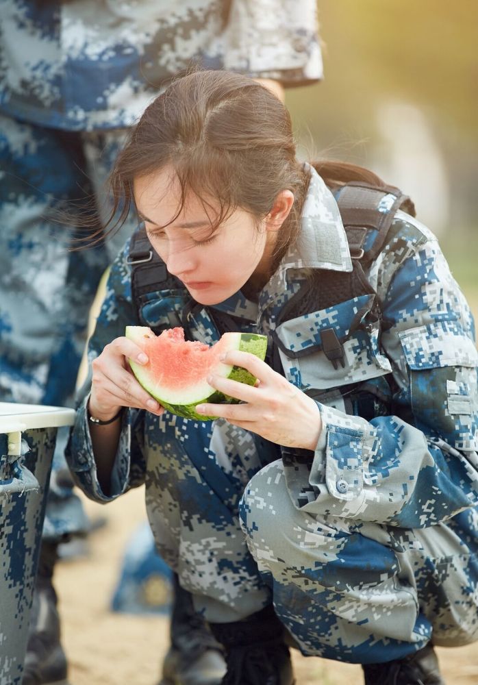 沈梦辰谈杨幂对自己的影响杨幂属于流水不争先争的是滔滔不绝