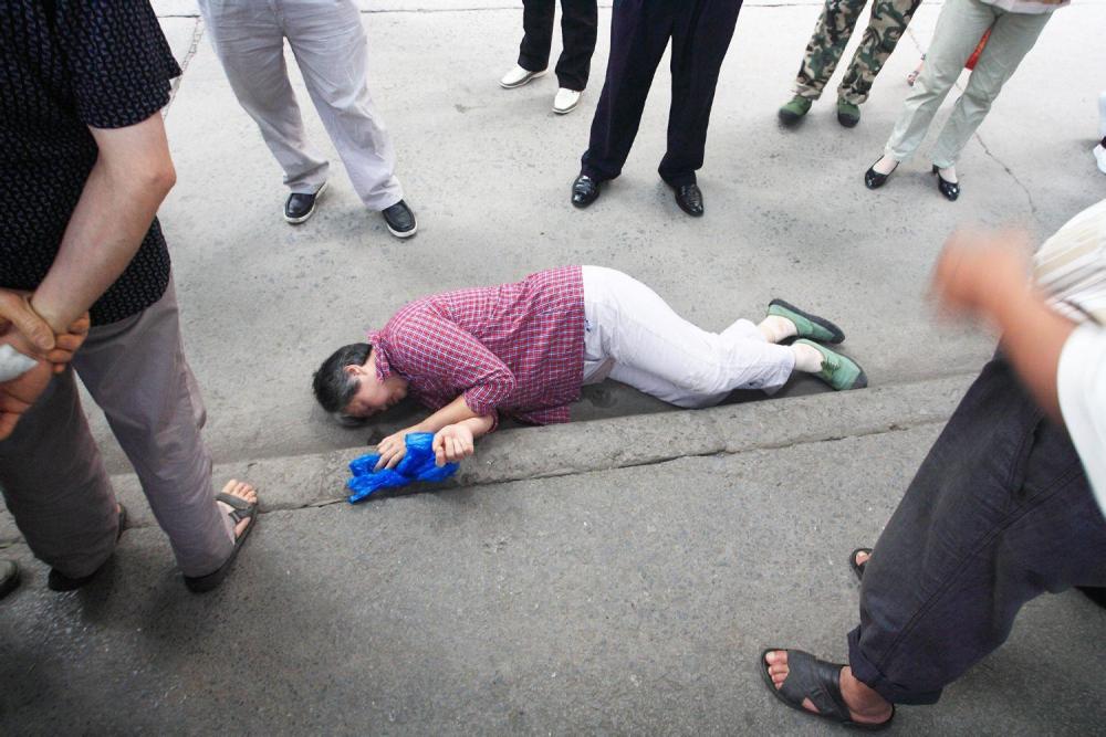 老人"摔跤"危害大,或致命!专家:遇到老人摔倒,不能随便扶