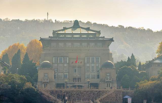 排行第六_RNG稳居全球战队排行榜榜首EDG紧随其后DK已跌至第六