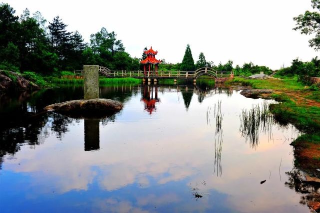 想坐在方壶岩的天池边,夜正浓,月光如水,如记忆中的那样,山上的夜色像