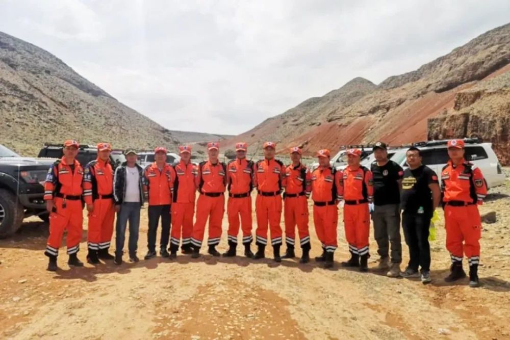 连续救援15个小时越野e族白银救援队在行动