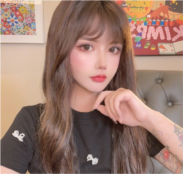 22岁炫迈妹子无美颜滤镜状态曝光肤质差闭口很多眼袋法令纹明显