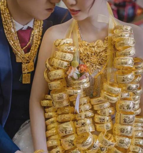广东新娘豪横出嫁脖子上挂百只金手镯网友颈椎还行不