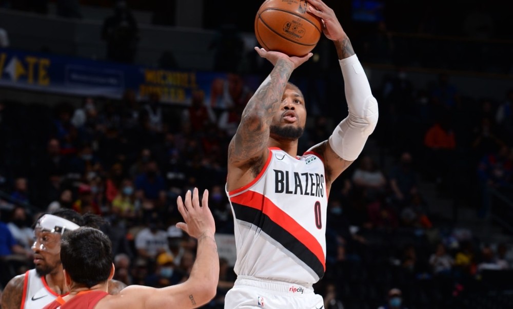 半场8记三分投疯了!利拉德两节狂轰32分,追平卡特季后赛纪录