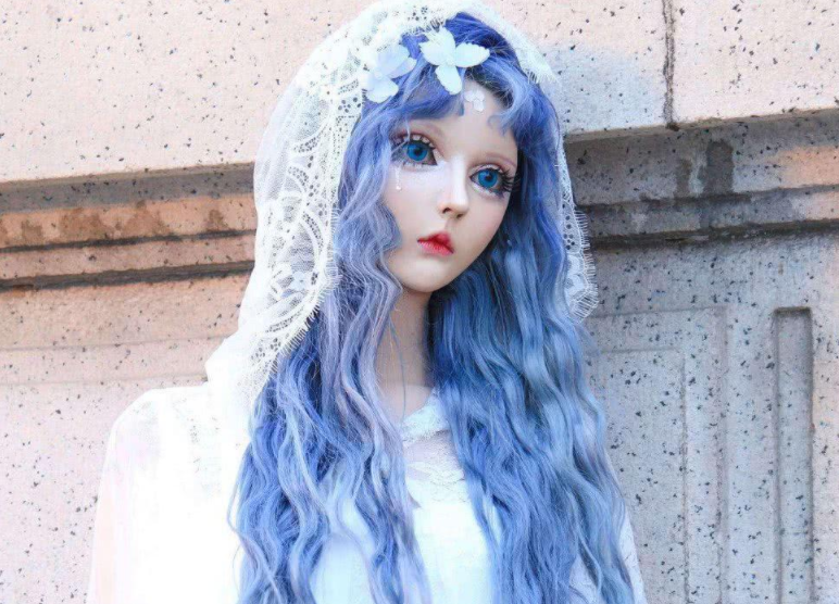 真人芭比迪丽拉终于放弃"芭比裙",当她学生装曝光,清纯似初恋