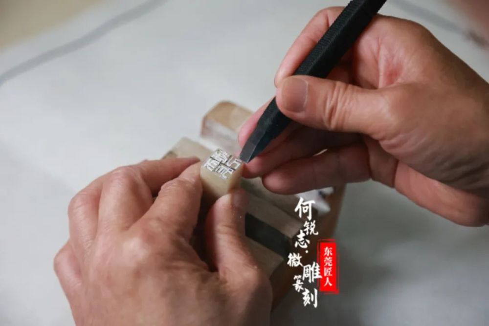 在米粒上雕一首词是种什么体验？东莞“藏”了个微雕大师！_腾讯新闻