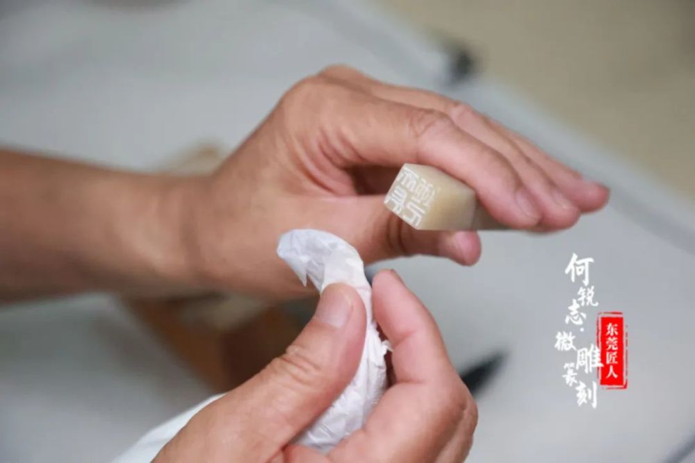 在米粒上雕一首词是种什么体验？东莞“藏”了个微雕大师！_腾讯新闻