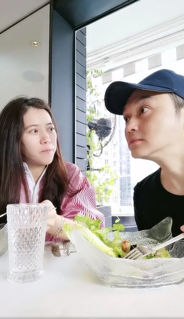 hk快报余香凝产女曝复刻老公样陈自瑶素颜吓人张智霖拉黑网友