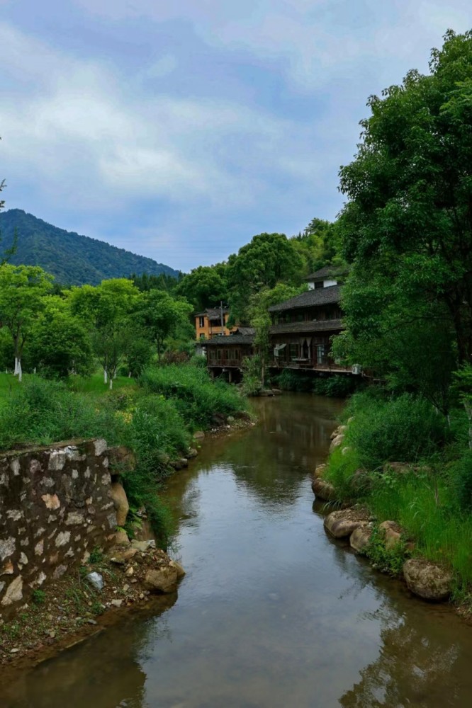 三寶村位於景德鎮市珠山區三寶路,距景德鎮市中心約8.6公里