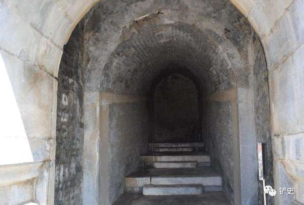 康熙陵墓遭遇两次盗墓考古专家带枪进入却匆匆而归