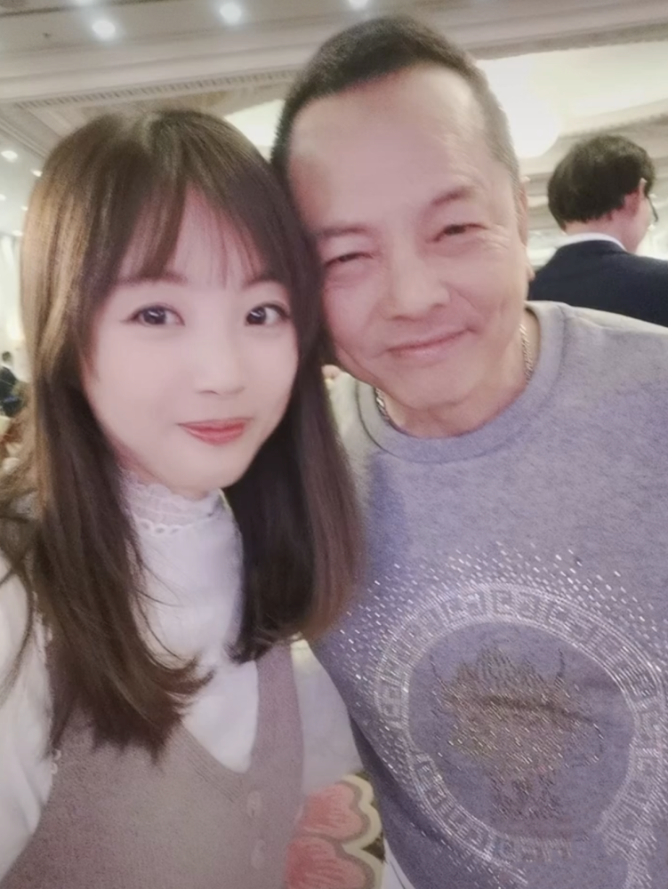 尹国驹力捧23岁女儿做艺人代言自家酒品与女儿合照满脸慈祥