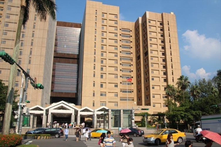 疫情严重医生却请长假,台大医院院长痛批"无情且傲慢!"_腾讯新闻