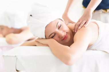 想长寿养好背按摩背部经络养生