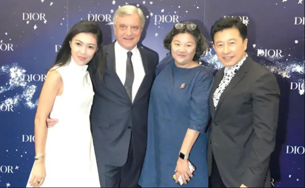 洪晃讽刺苏芒的拜金到了公开又赤裸裸的地步.