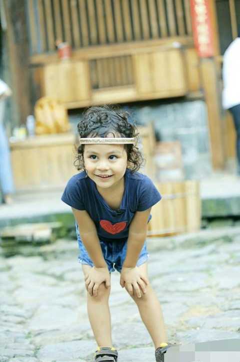 刘烨女儿霓娜参加马术比赛小小年纪又酷又飒小公主晒成黑妹