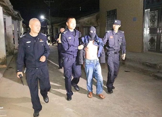 王海峰不让哥哥一起去,也没有告诉哥哥自己要怎么报复,当天晚上他从家