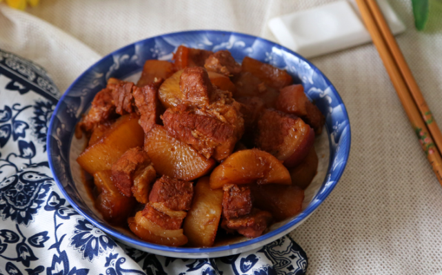 蘿蔔和五花肉一起燉,軟爛可口鮮香入味,肉香四溢|白蘿蔔|五花肉|老抽